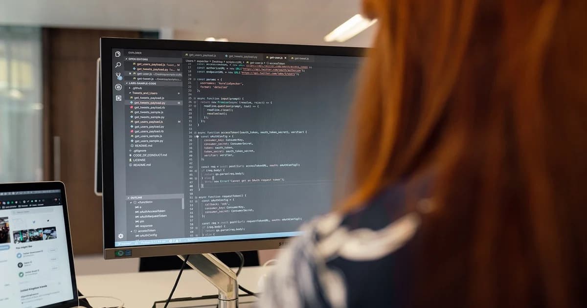 Ingenieur, Ingenieurwesen, Computer, Informatik, Software, Code, Programmieren, Technik, Technologie, Rothaariger, Ingwerhaar, Büro, brauner Computer