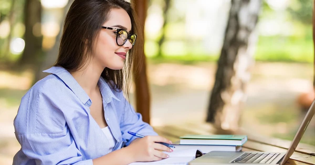 technologie, printemps, utilisation, emploi, freelance, femme, connexion, femme d’affaires, travail, adulte, réseau, étudiante, ordinateur portable