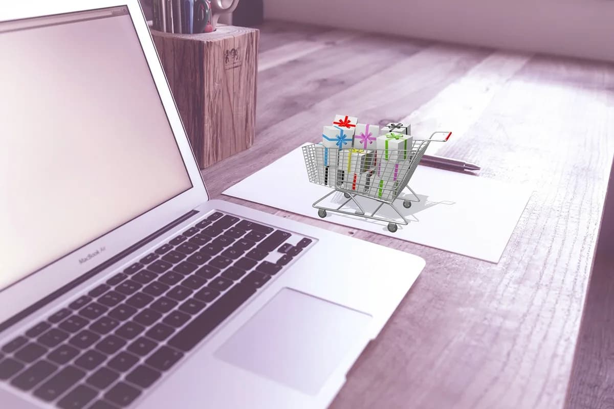 The Complete Guide to Selling Online Courses (and Making It Profitable) - on dcast.tv