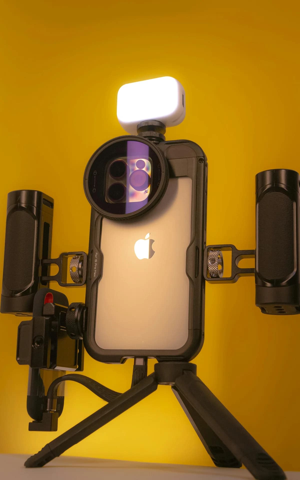 Ein Smartphone in einem Video-Rig mit seitlichen Griffen, bereit, mit Larix einen Backup-Feed zu streamen