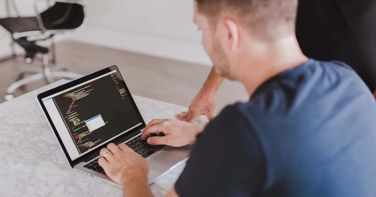 Code, Programmierung, HTML, Tippen, Arbeit, Geschäft, Hände, Laptop, Computer, Technologie, Büro, Schreibtisch, Programmierung, Programmierung, c