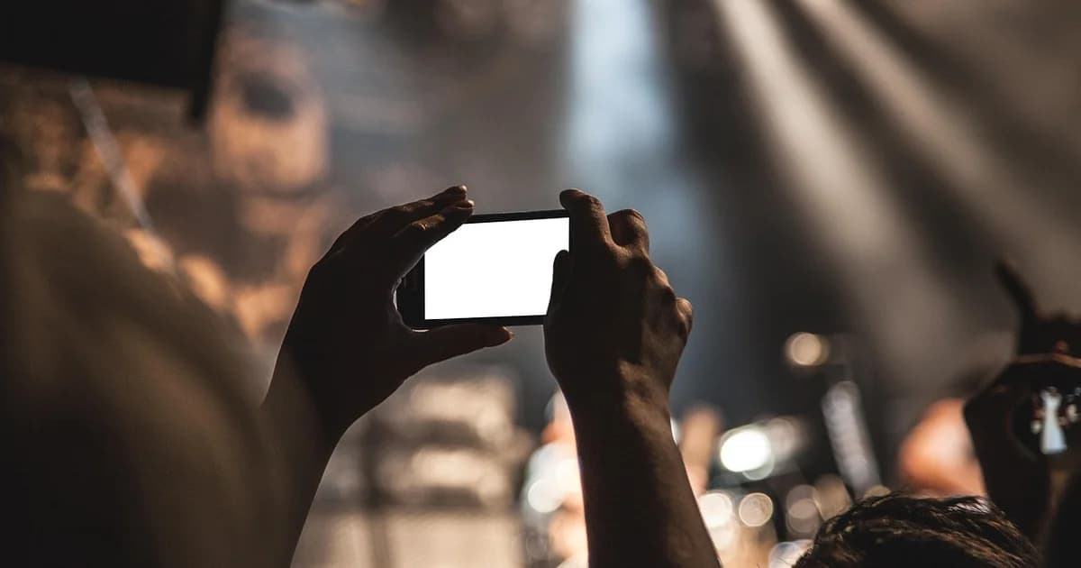 смартфон, руки, экран, экран телефона, ЖК-экран, фотосъёмка на телефон, фотографирование, зрители, фотография, видеосъёмка, камера